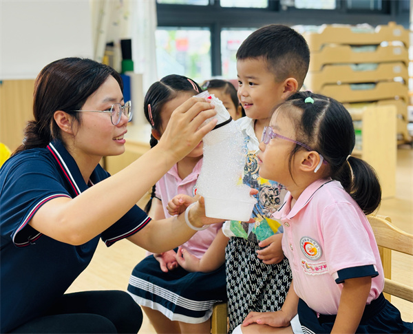 廬陽(yáng)教育發(fā)展集團(tuán)童興融暢園：哇！泡泡